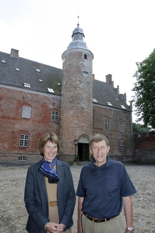 Anne og Frederik Lütken foran deres hjem, Broholm Gods.