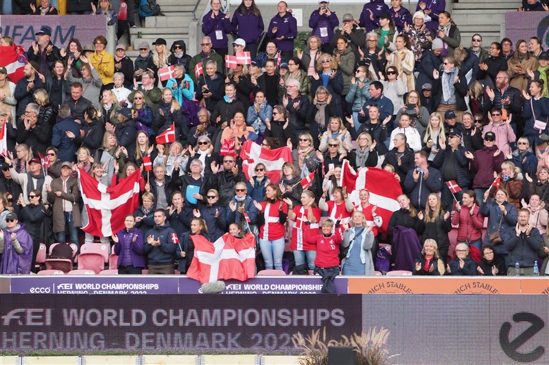 Det var ikke mangel på opbakning fra publikum, det skortede på. Overalt blev der fejret med Dannebrog, og utroligt at stadion holdt til den jubel, der udbrød, da det viste sig, at Danmark havde vundet guld for hold.