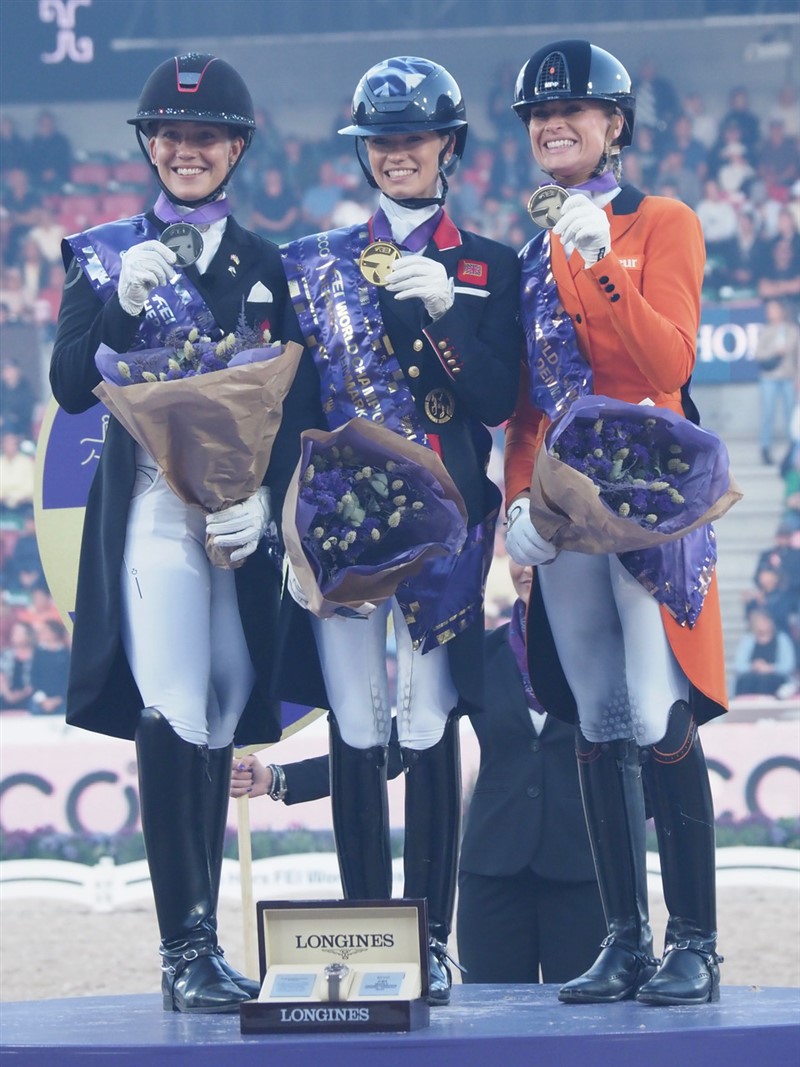 De er ikke kun unge og smukke, de rider også bedre end de fleste i verden. Fra venstre Cathrine Laudrup-Dufour, der ligesom i Grand Prix Special vandt sølv, guldmedaljevinderen Charlotte Fry fra Storbritannien, og bronzemedaljen tilfaldt igen Dinja van Liere fra Holland.