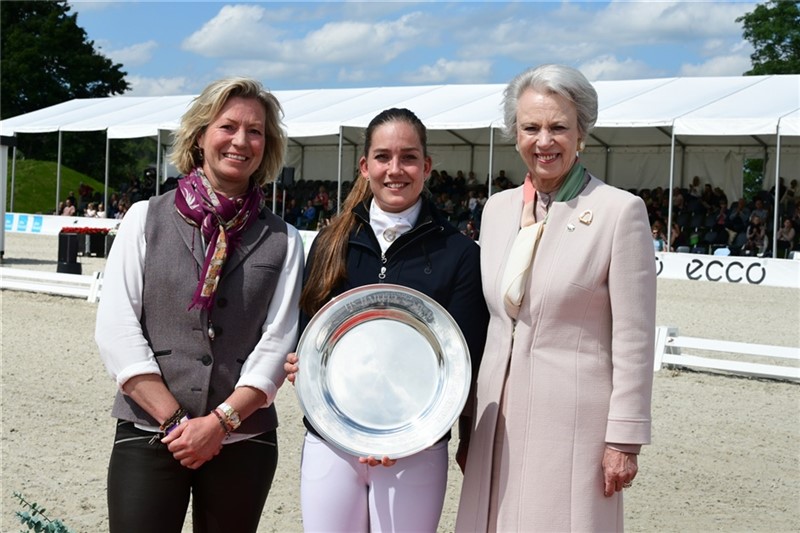 Cathrine Dufour is among the previous recipients of The Lis Hartel Memorial Prize. Her Royal Highness Princess Benedikte (right) and Lis Hartel's grandchild Nicole Siesbye-Suhr (left) presented the award to Dufour in 2019. Photo: Ridehesten.com