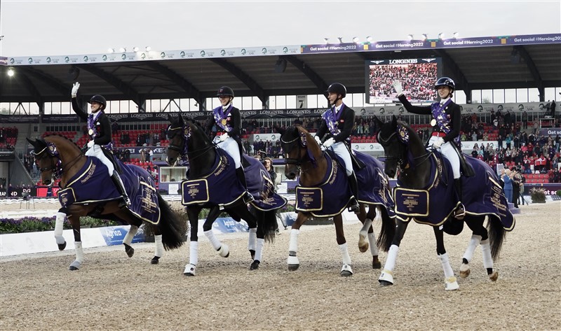 Selvfølgelig skulle det danske guldhold på en æresrunde, og også smukke sejrsdækkener var der tænkt på ved Blue Horse FEI World Dressage Team Competition Grand Prix.