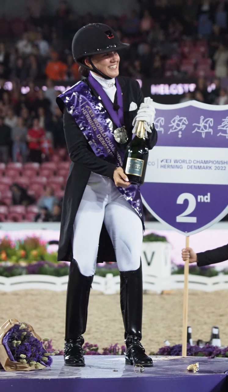 Cathrine Laudrup-Dufour – sølvmedaljevinderen – havde problemer med sin champagneflaske - måske har hun ikke rutine nok i åbning af “skum”?