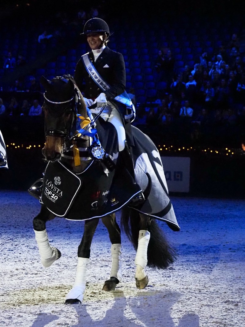 Cathrine og Freestyle var et meget populært par, og godt “pakket ind", accepterede hoppen deres højlydte jubel.